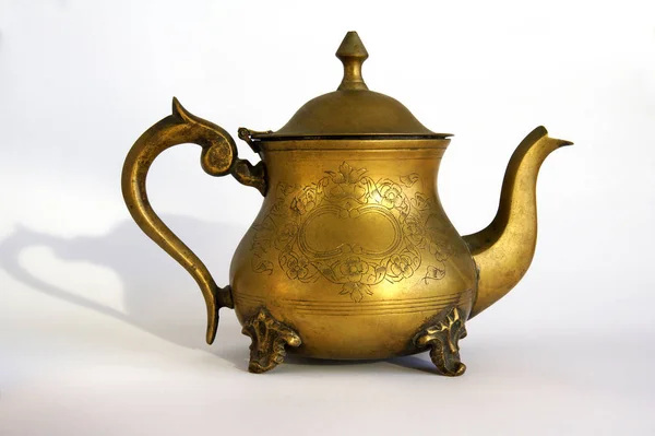 Античный медный чайник — стоковое фото