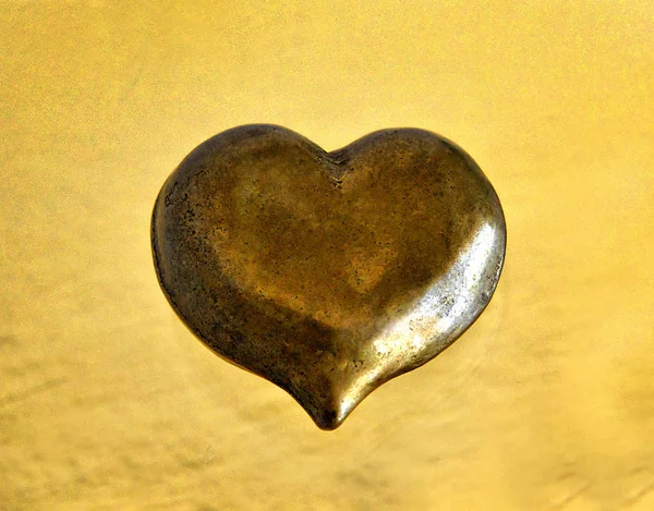 Antique Bronz miniaturní srdce — Stock fotografie