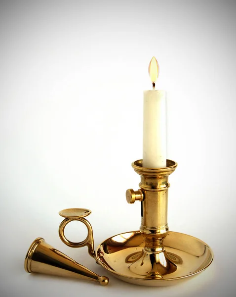 Candelabro de latón con snuffer — Foto de Stock