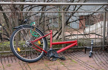 Kırık terk edilmiş Bisiklet 