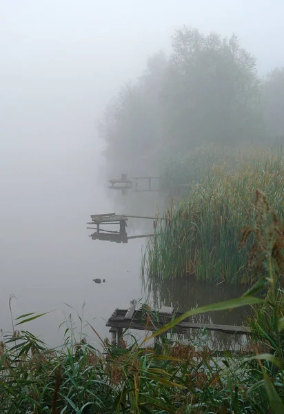 Niebla gruesa sobre el lago — Foto de Stock