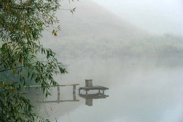 Brouillard épais sur le lac — Photo