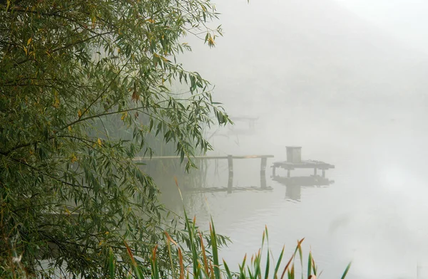 Niebla gruesa sobre el lago — Foto de Stock