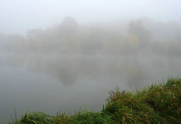 Πυκνή ομίχλη πάνω από τη λίμνη — Φωτογραφία Αρχείου