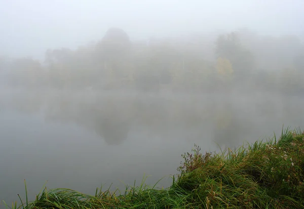 Thick fog over the lake — Stock Photo, Image