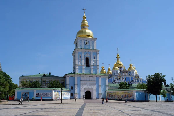 Domes of the Mikhailovsky cathedral — Stock Photo, Image