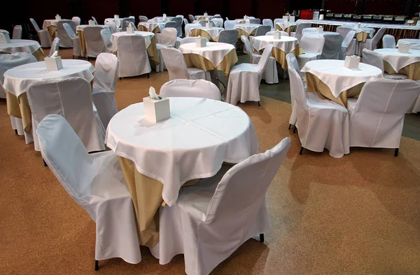 Tavoli bianchi nel ristorante — Foto Stock