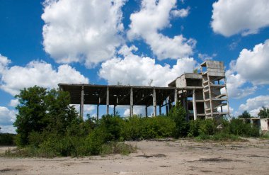 Terk edilmiş bir fabrika yapıları yok