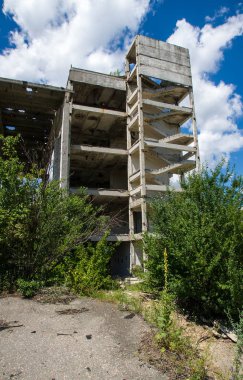 Terk edilmiş bir fabrika yapıları yok