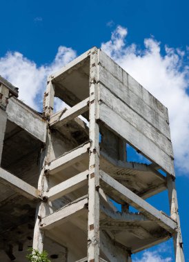 Terk edilmiş bir fabrika yapıları yok