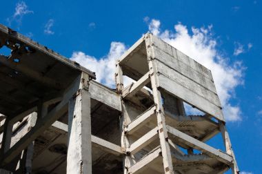 Terk edilmiş bir fabrika yapıları yok