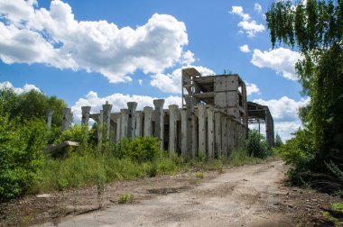 Terk edilmiş bir fabrika yapıları yok
