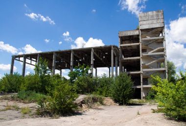 Terk edilmiş bir fabrika yapıları yok