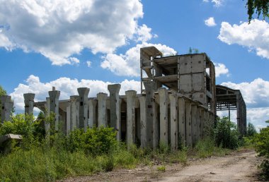 Terk edilmiş bir fabrika yapıları yok