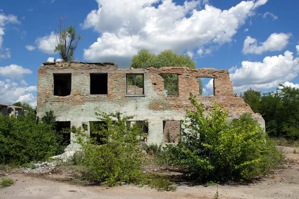 Terk edilmiş bir fabrika kurguları harap tuğla