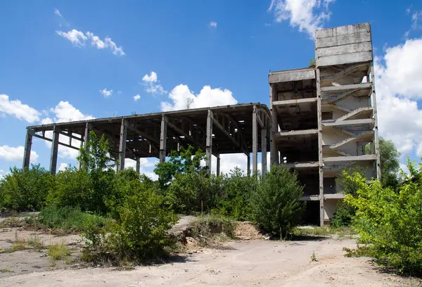 Terk edilmiş bir fabrika yapıları yok