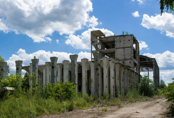 Terk edilmiş bir fabrika yapıları yok