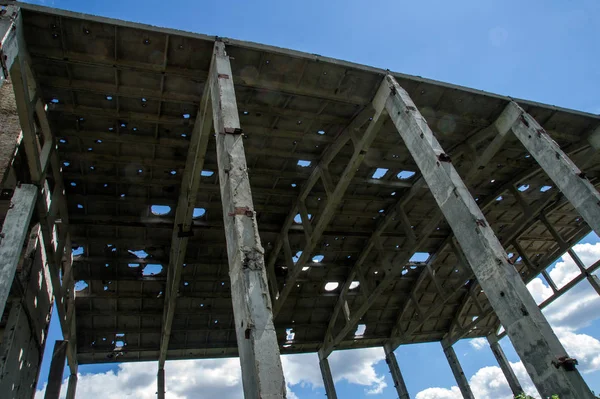Terk edilmiş bir fabrika yapıları yok