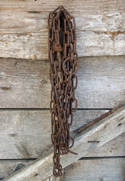 Rusty chain and old wooden wall — Stock Photo, Image