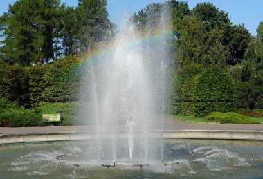 Çeşme bir gökkuşağı oluşturur