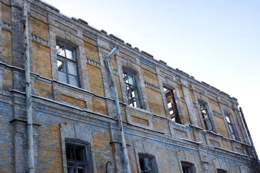 Evin çatısı olmayan