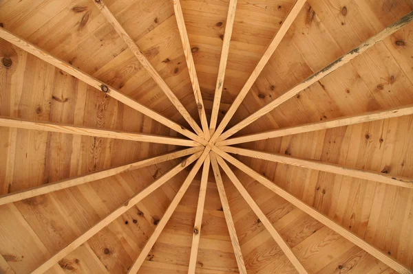 Plafond d'un pavillon en bois — Photo