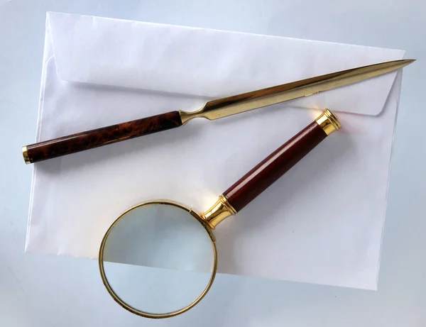 Увеличительное стекло и нож для писем — стоковое фото