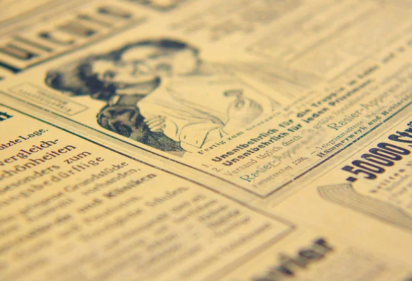 Antika tidning med reklam — Stockfoto