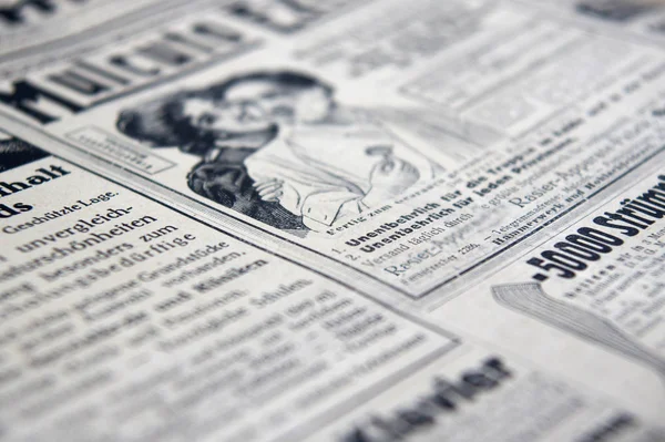 Periódico antiguo con publicidad —  Fotos de Stock
