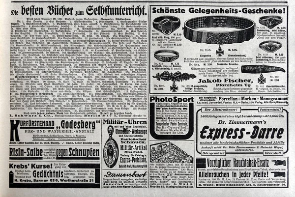 Anuncios en periódico antiguo — Foto de Stock