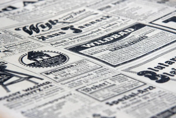 Advertenties in antieke krant — Stockfoto