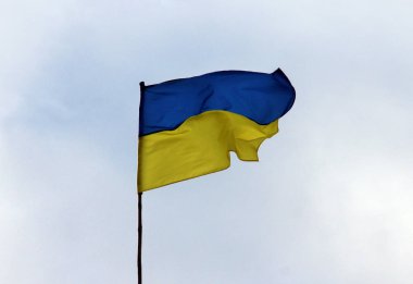 Gökyüzü arka planında Ukrayna bayrağı
