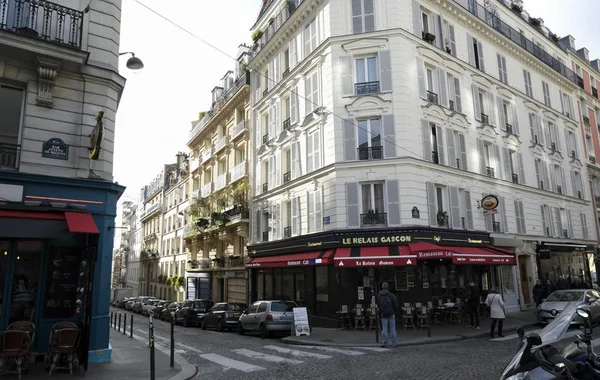 La gente está de pie frente a un café parisino — Foto de Stock