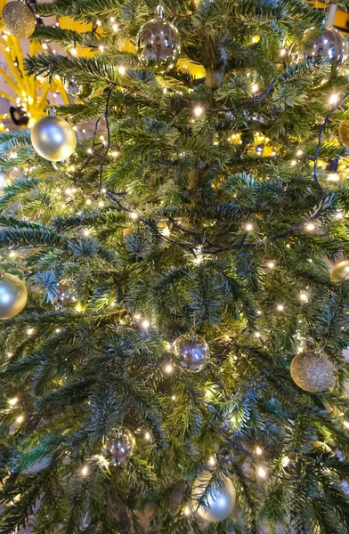 Julgransgrenar traditionellt dekorerade i gult och guld — Stockfoto