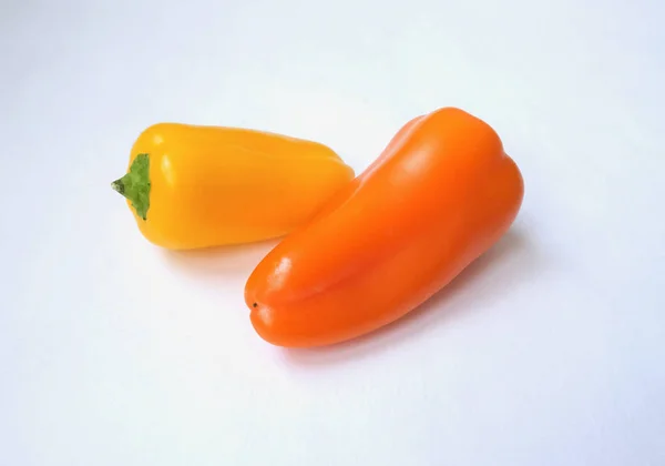 Дві барвисті міні-овочі, жовта та помаранчева паприка — стокове фото