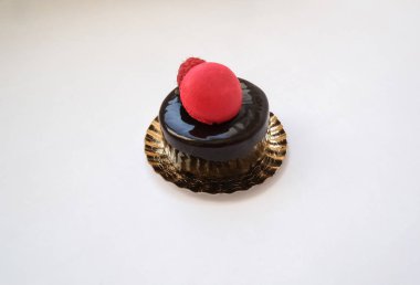 Ahududu süslemeli, minimalist gıda konsepti.