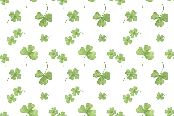 A repeat pattern of hand drawn watercolor green shamrock leaves — Stock Photo, Image