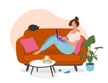 Genç mutlu kız kanepede oturuyor ve dizüstü bilgisayarla çalışıyor. Sosyal ağlarda iletişim konsepti, serbest çalışmak, evden çalışmak, online eğitim. Düz vektör illüstrasyonu.
