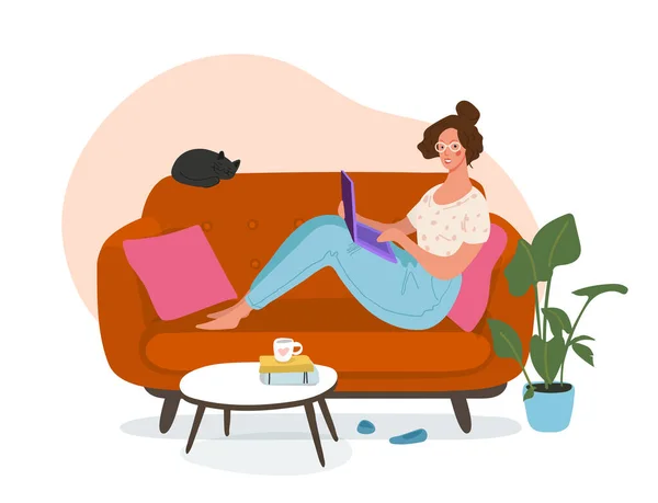 若い幸せな女の子はソファに座ってノートパソコンで作業しています。ソーシャルネットワーク上のコミュニケーションの概念,フリーランス,自宅から仕事,オンライン教育.平面ベクトル図. — ストックベクタ