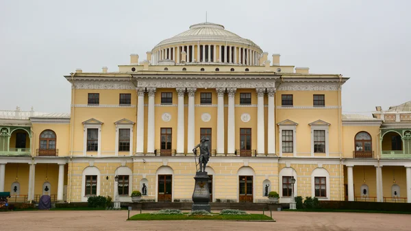 Palacio de Pavlovsk en San Petersburgo, Rusia — Foto de Stock