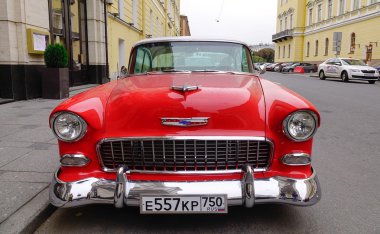 Sokakta şehir merkezinde, eski araba