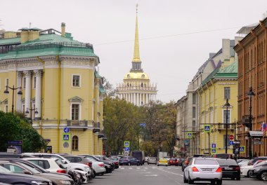 Saint Petersburg, Rusya - 12 Ekim 2016. Arabalar sokakta şehir merkezinde Saint Petersburg, Rusya Federasyonu.