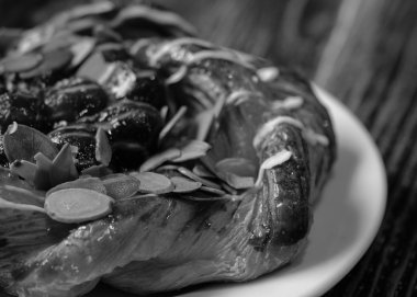 Badem ahşap masada ekmek