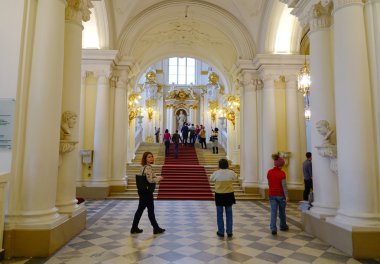 Saint Petersburg, Rusya - 12 Ekim 2016. İnsanlar ana salon Miras Müzesi, St. Petersburg, Rusya.