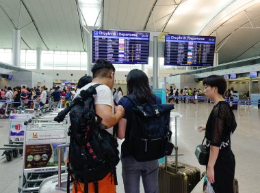 Saigon, Vietnam - 2 Ekim 2016. Tan Son Nhat Havaalanı Saigon, Vietnam, duran insanlar.