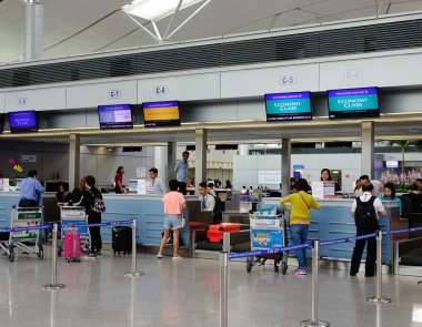 Saigon, Vietnam - 2 Ekim 2016. Check-in sırasında Tan Son Nhat Havaalanı Saigon, Vietnam için bekleyen yolcular.
