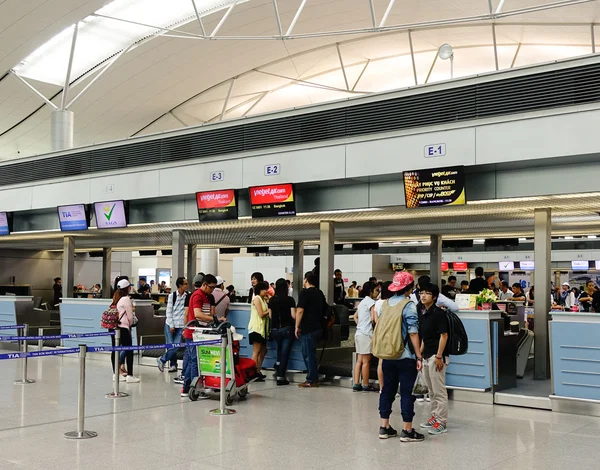 Saigon, Vietnam - 2 Ekim 2016. Check-in sırasında Tan Son Nhat Havaalanı Saigon, Vietnam için bekleyenler.