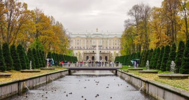 Saint Petersburg, Rusya - 9 Ekim 2016. Peterhof Palace, Saint Petersburg, Rusya. Peterhof karmaşık sadece Rusya'nın en popüler müzelerinden biridir.