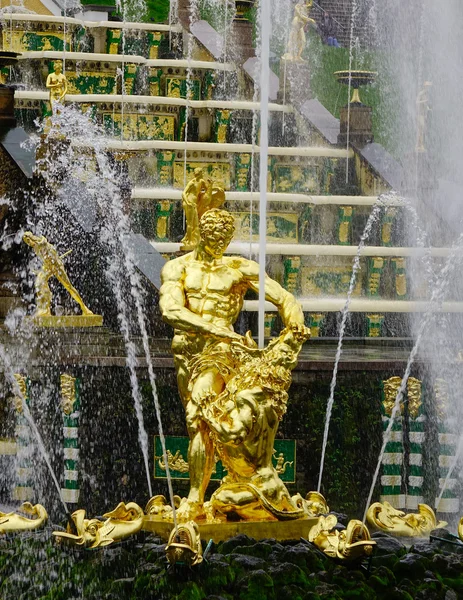 Heldenstatue Mit Springbrunnen Der Großen Wasserkaskade Von Petergof Heiliger Peterburg — Stockfoto