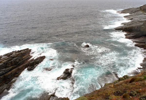 Скеля Хвилі Морі Дощовий День — стокове фото
